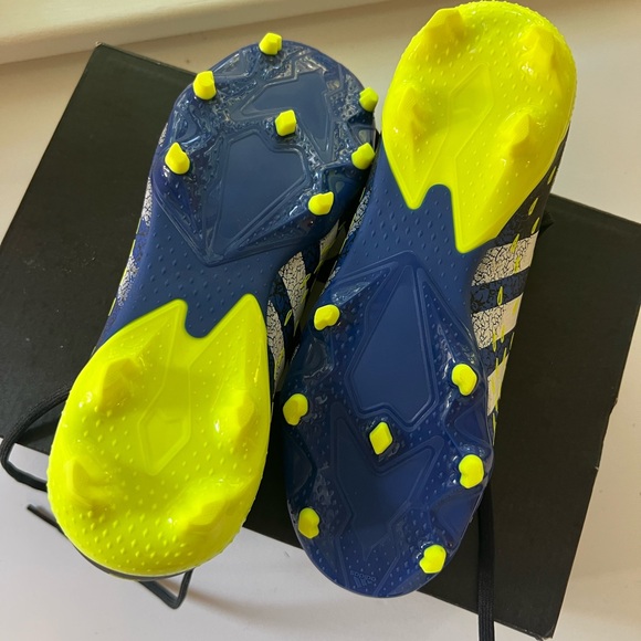 Brand new in the box with tags! Adidas predator freak .3FG J size 4 youth cleats - Picture 9 of 9